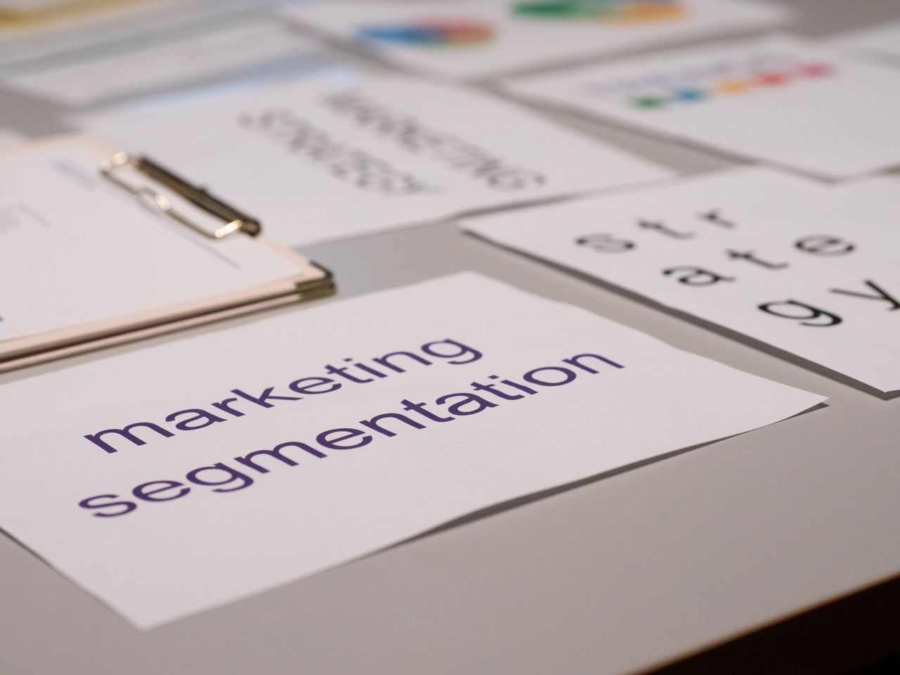 Vue rapprochée de différents documents marketing posés sur un bureau, idéale pour des échanges autour du business et de la stratégie.